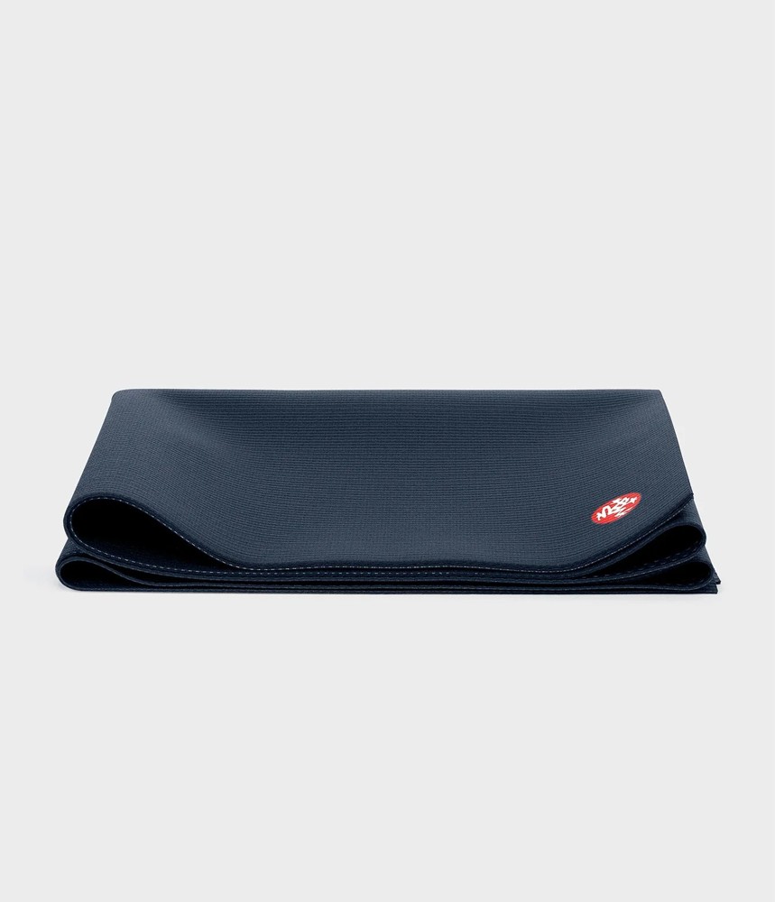 Manduka PRO Travel yogamat van 2 millimeter in Midnight
